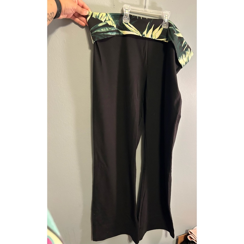 VICTORIA’S SECRET Bootcut Anywhere Yoga Pants